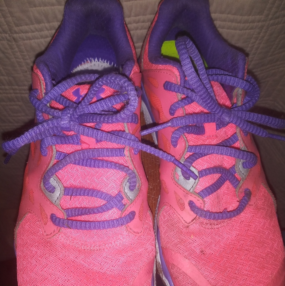 Woman's tennis shoes under armour